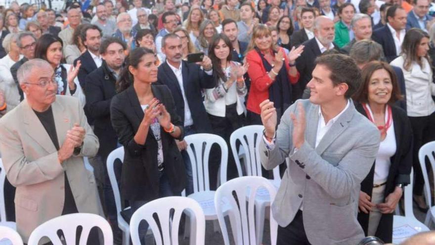 Albert Rivera, en primer plano, y a su lado, Cristina Losada, ayer en A Coruña. // C.Pardellas