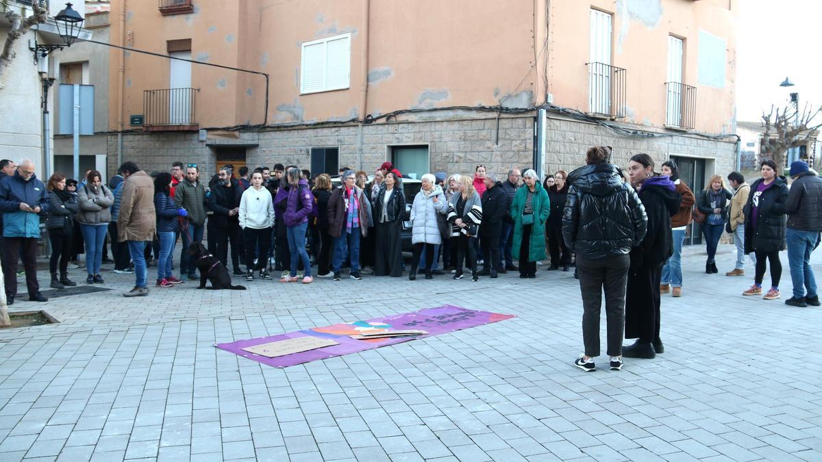 Un centenario de personas se concentra en Puigverd de Lleida contra la violencia machista