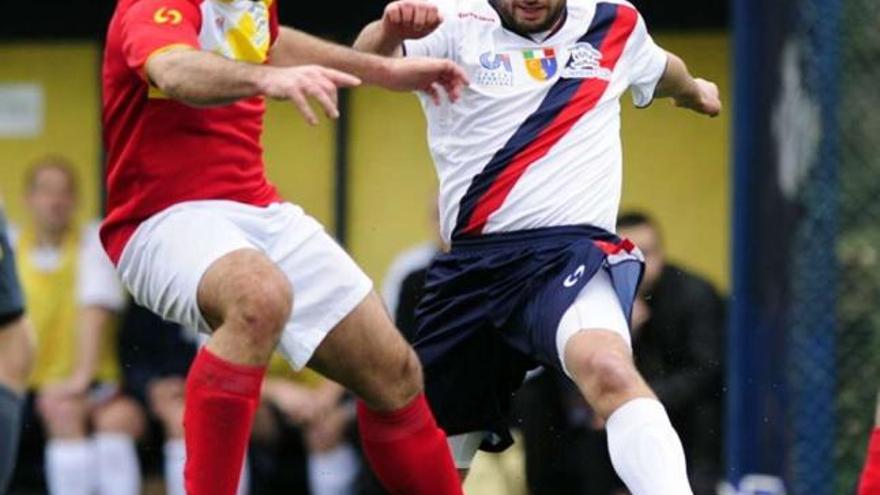 Antonio Menduiña (izquierda) en una acción de un partido de la Clericus Cup.