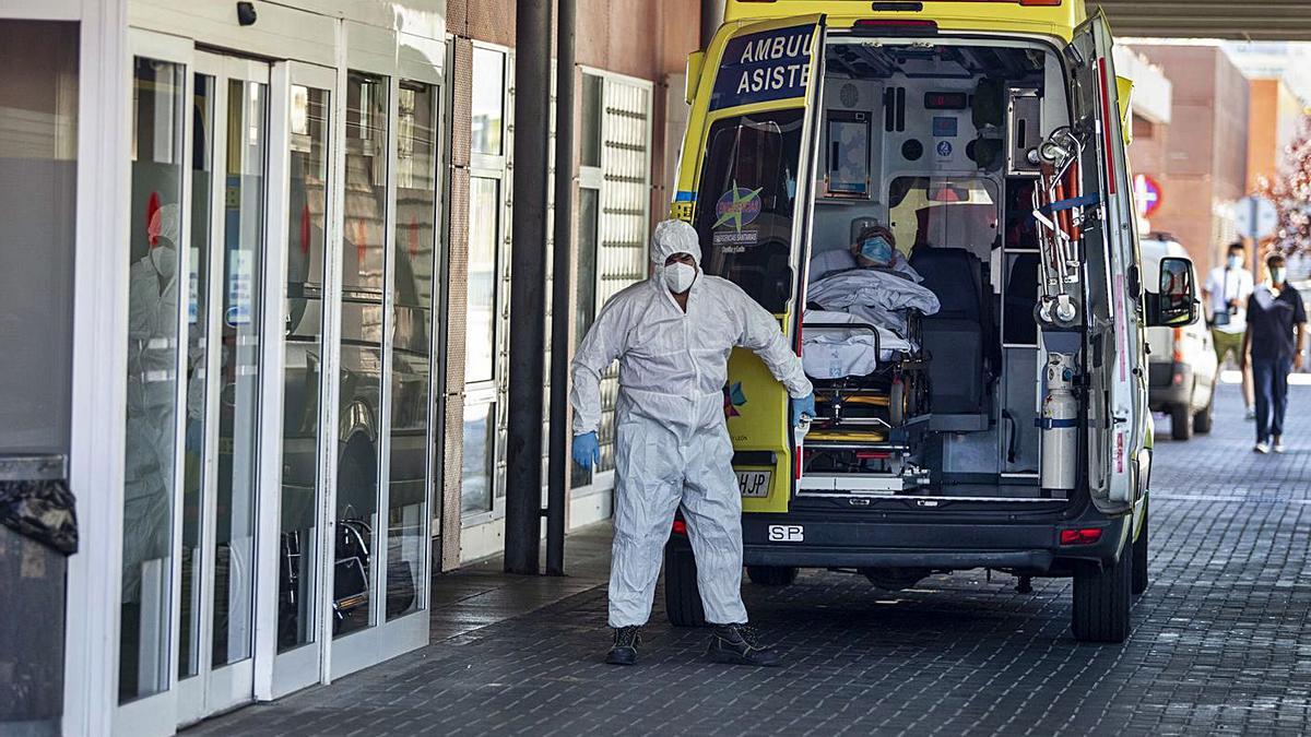 Llegada de un paciente en ambulancia al Complejo Asistencial de Zamora. | Nico Rodríguez