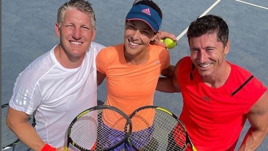 Bastian Schweinsteiger y Robert Lewandowski, alumnos de la maestra Ana Ivanovic en la pista de tenis