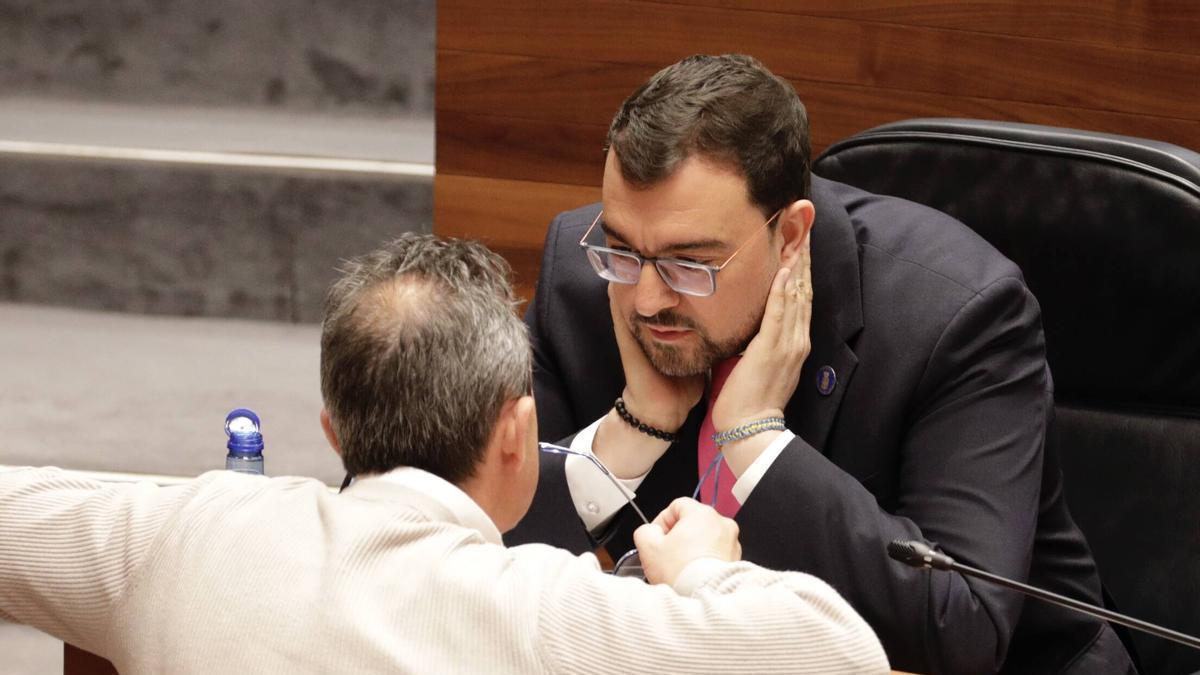 Ovidio Zapico (IU) conversa con Adrián Barbón