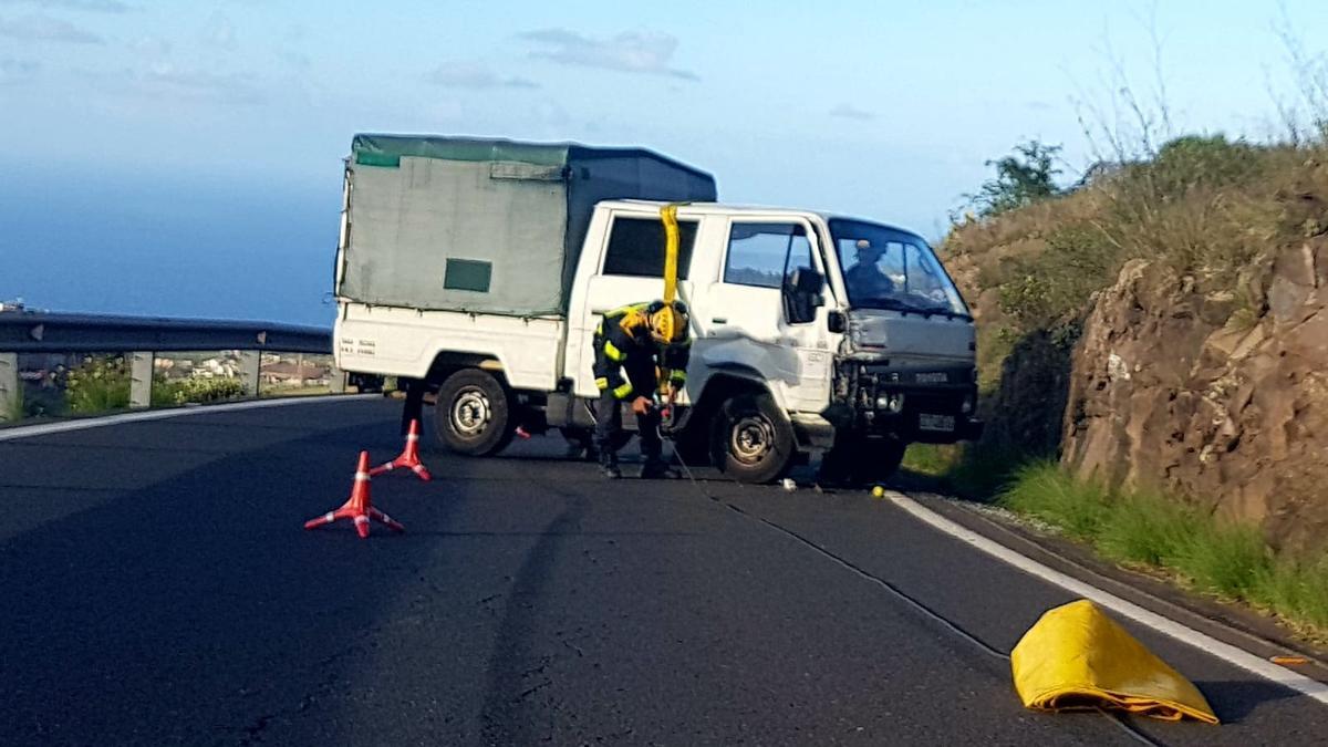 La furgoneta que sufrió el vuelco en Guía una vez devuelto a su posicion original.