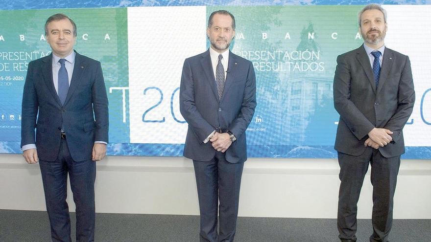 De izquierda a derecha: Francisco Botas, Juan Carlos Escotet Rodríguez, y Alberto de Francisco, ayer, en la videoconferencia para la presentación de resultados del primer trimestre. // Cedida Abanca