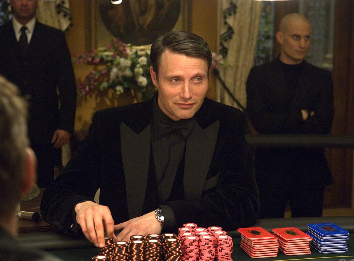 Le Chiffre (Mads Mikkelsen) se lo juega todo al 007 en 'Casino Royale'.