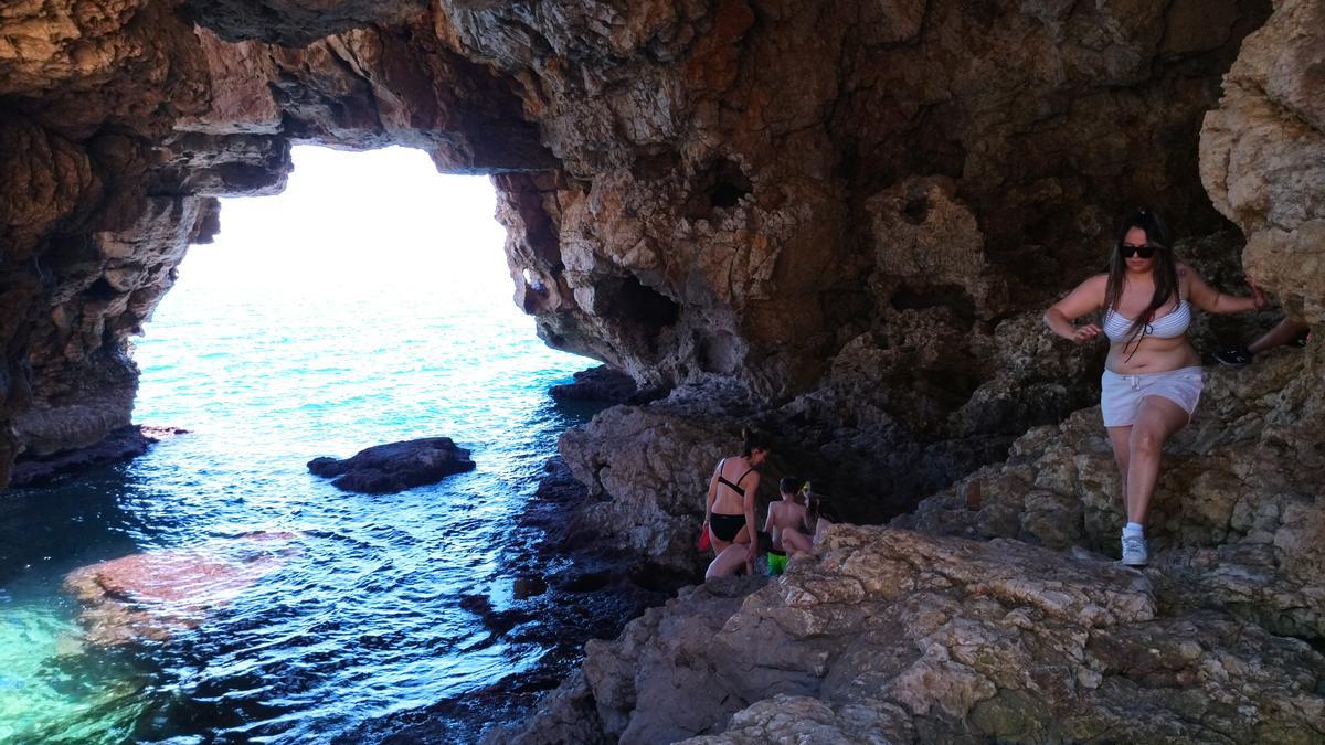 La Cova dels Arcs cierra por el sur la cala del Moraig