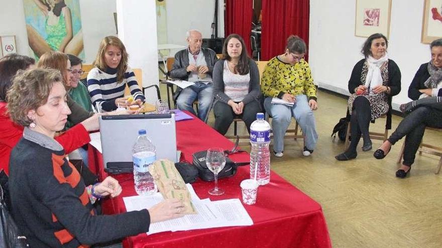 Mesa redonda celebrada ayer en la sede del Ateneo de Marín.  // Santos Álvarez