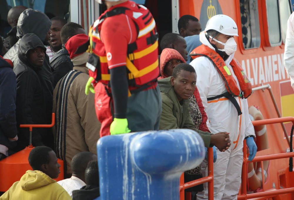 Rescatan a una patera con 50 inmigrantes interceptada en la costa de Málaga