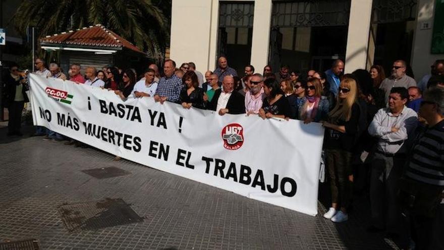 La concentración de los sindicatos, ayer en Málaga.