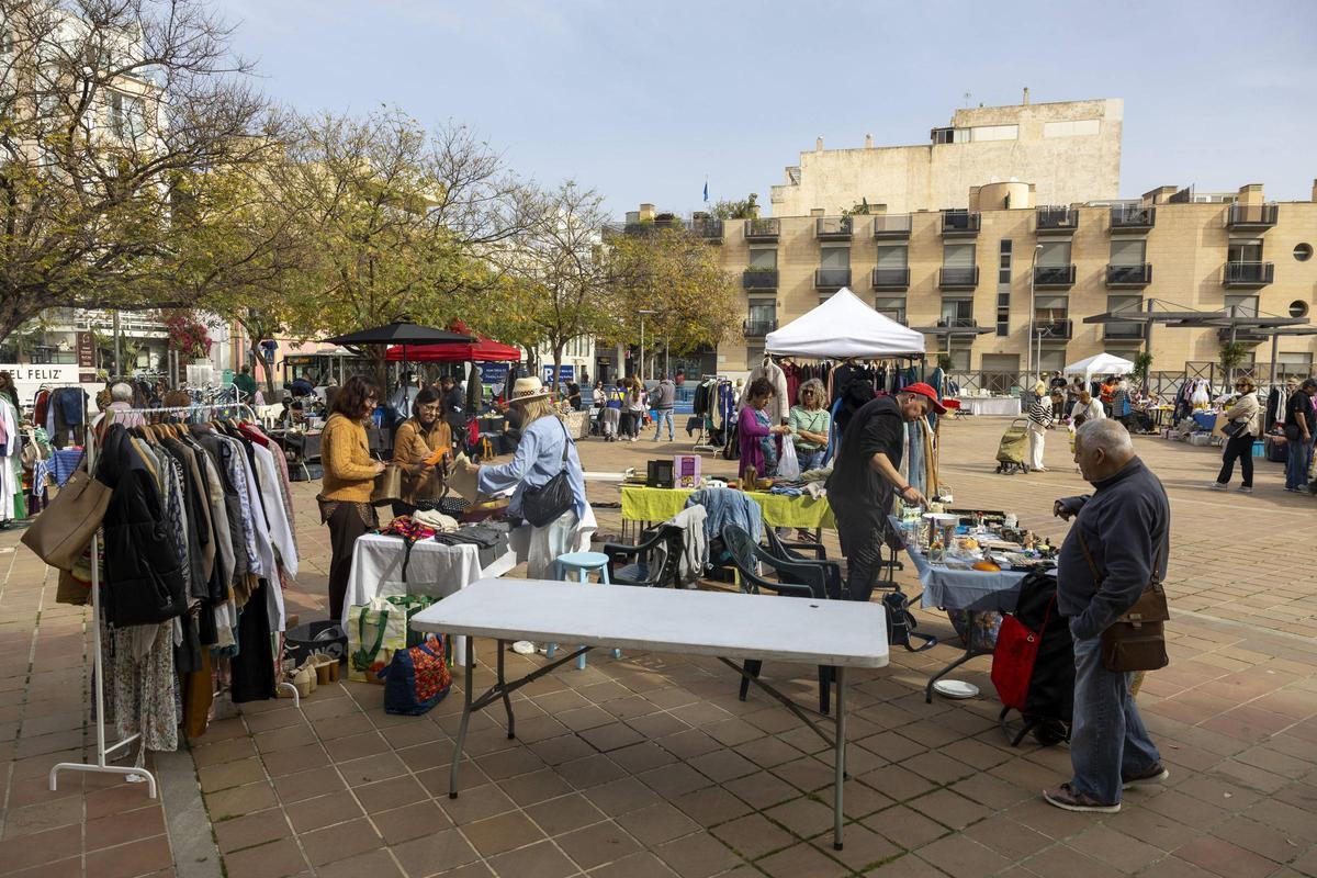 En la plaza Remigia Caubet los objetos tienen una segunda oportunidad con la reutilización.