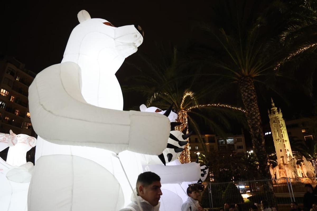 Alicante desafía las bajas temperaturas para ver la Cabalgata de Reyes Magos