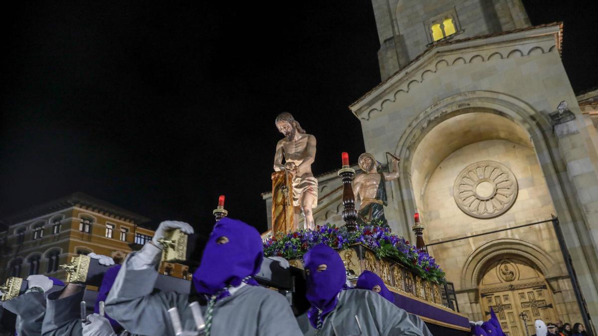 El paso del Flagelado de 2024, a su salida de San Pedro, con cofrades de la Vera Cruz