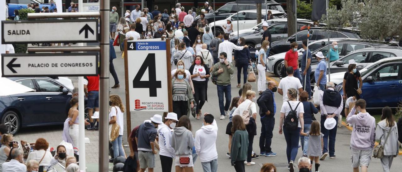 Visitantes en el recinto Luis Adaro durante la pasada edición de la Feria Internacional de Muestras. | Ángel González