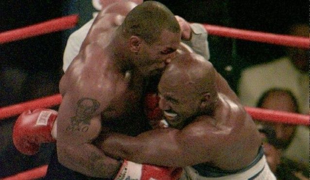 Tyson muerde a Holyfield.