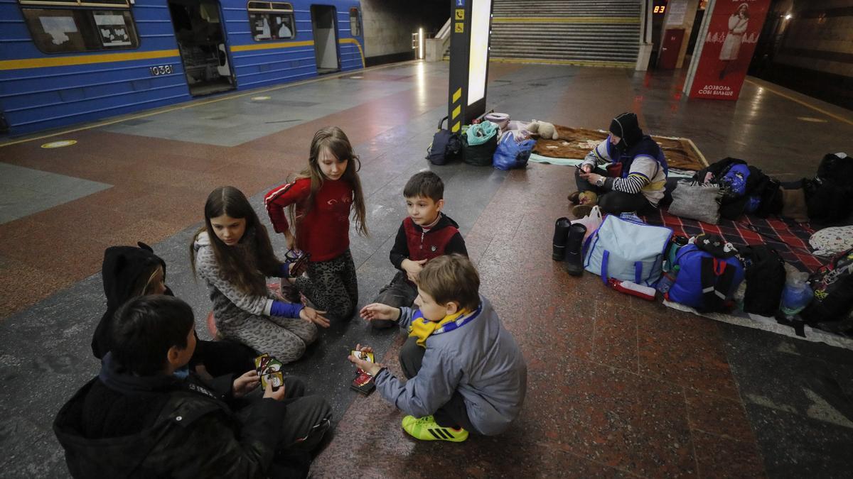 Unos niños juegan mientras se refugian en una estación de metro durante el día en Kiev (Ucrania), el 2 de marzo de 2022. 