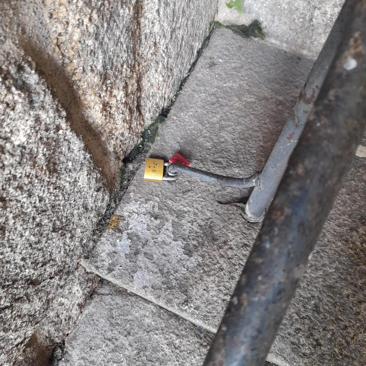 Los últimos 'candados del amor' colgados en Compostela han aparecido en la barandilla de las escaleras del túnel de entrada al Obradoiro