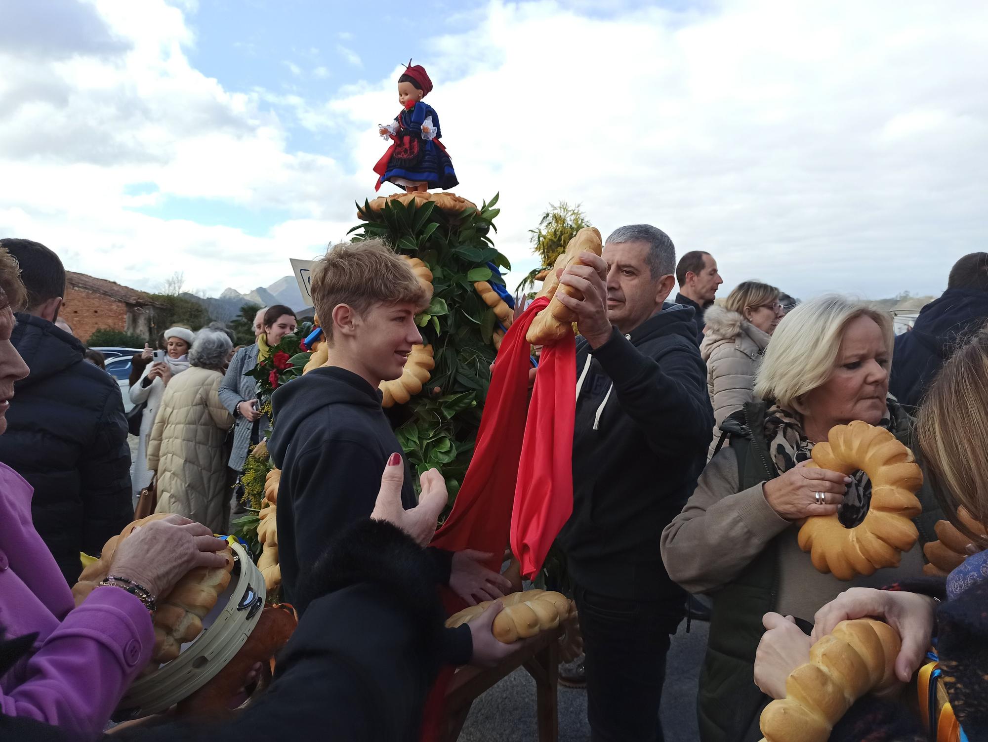 En Posada de Llanes, los panes del ramu vuelan por La Candelaria: "Hay que andar rápido"