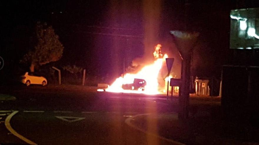 Espectacular incendio de un coche en Tomiño