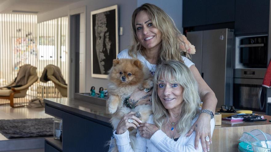 Marléne Perreau junto a su madre, Jill Perreau, en su casa en el Cabo de las Huertas.