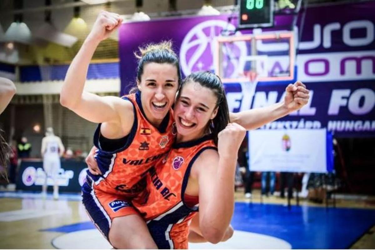 Queralt Casas y Raquel Carrera, tras ganar la Eurocup, el primer título femenino del club.