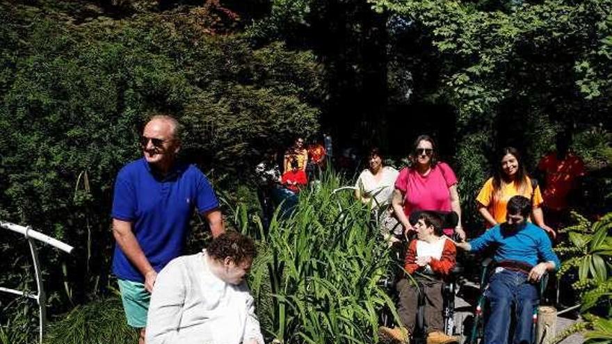 Dieciocho personas con discapacidad visitan el Botánico gracias a Aspace