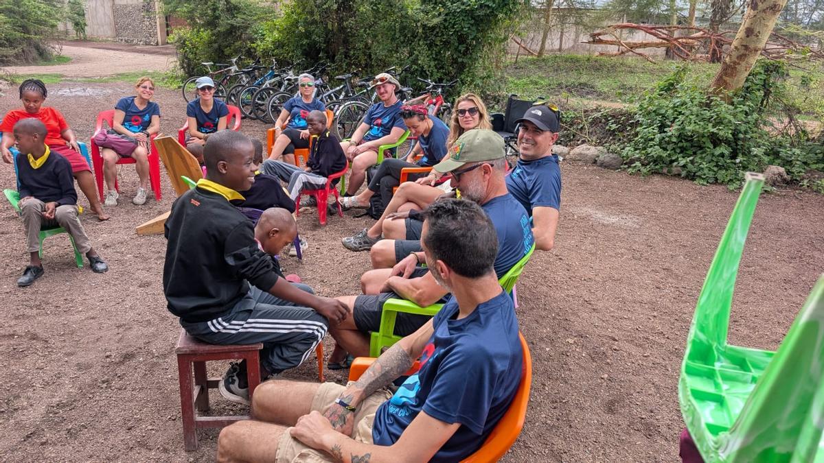 La visita a una aldea de Tanzania, para llevar alimentos de primera necesidad de la mano de 'Juntos Mola Más'.