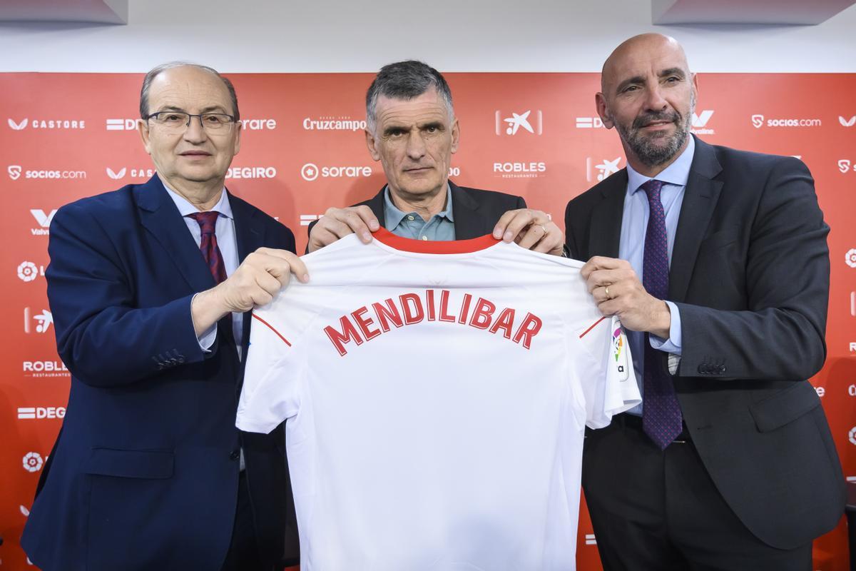 José Castro y Monchi, presidente y director deportivo del Sevilla, flanquean a José Luis Mendilibar en su presentación.