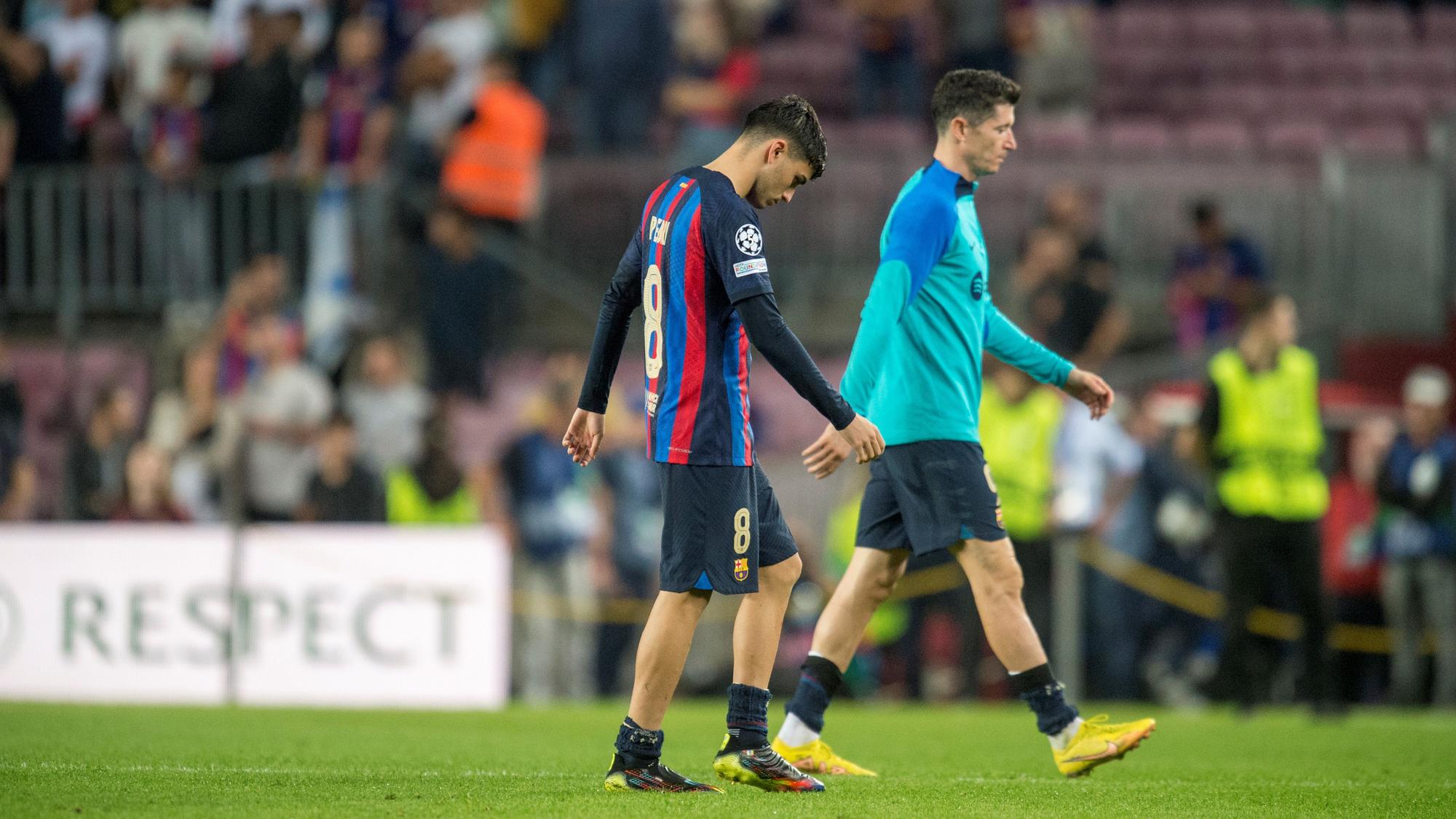 Pedri y Lewandowski abandonan abatidos el Camp Nou tras la eliminación europea.