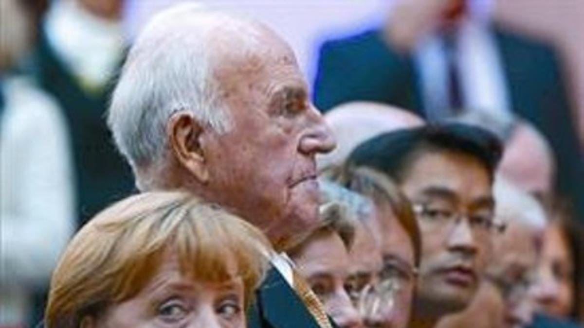 El acto 8 Kohl, junto a la cancillera Merkel en el homenaje de ayer.