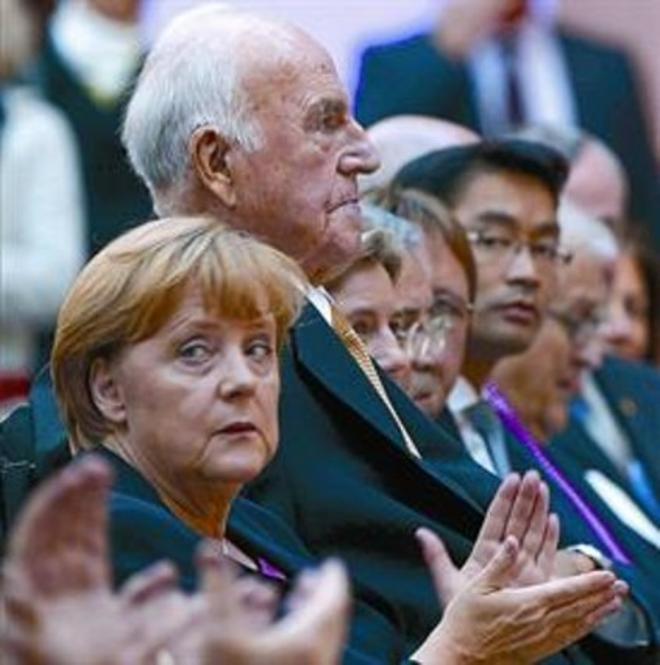 El acto 8 Kohl, junto a la cancillera Merkel en el homenaje de ayer.