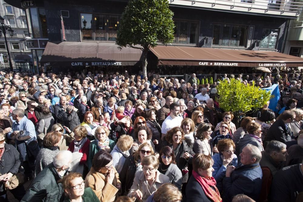 Multitudinaria manifestación contra el impuesto de sucesiones ante la Junta