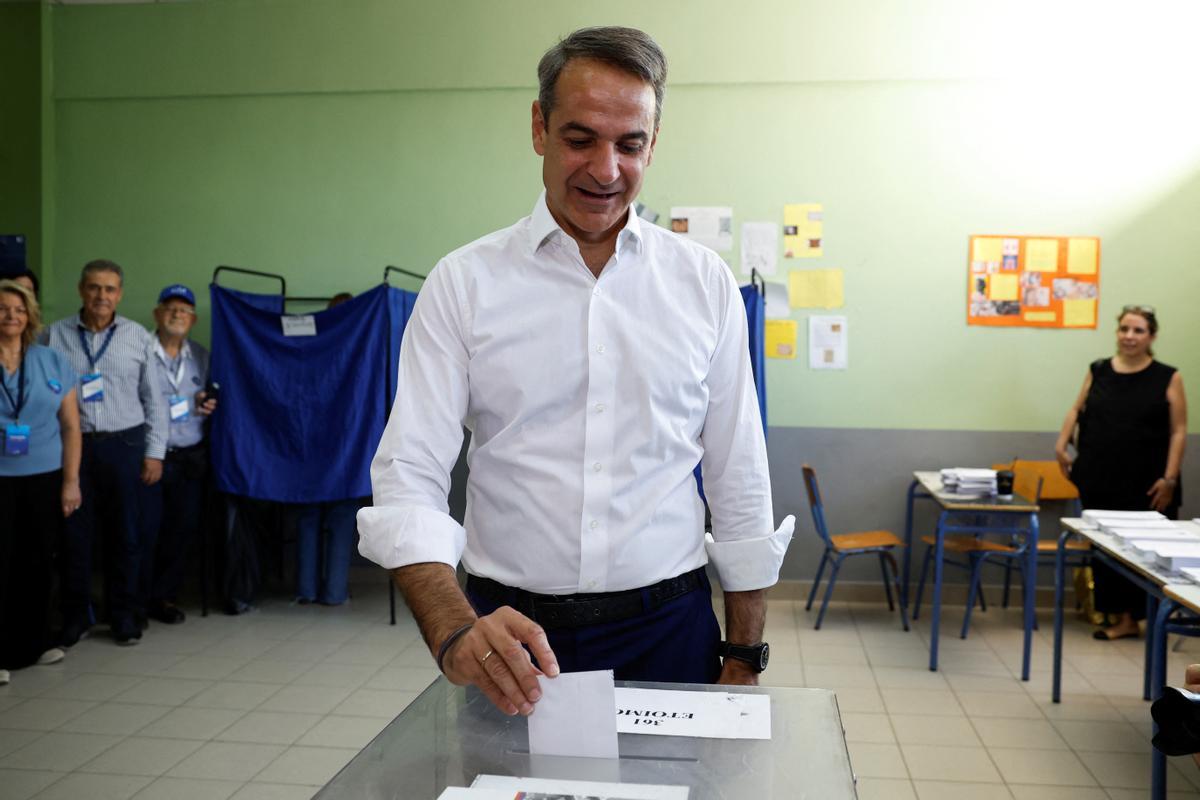 Kyriakos Mitsotakis vota en las elecciones de Grecia