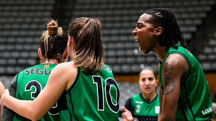 Las jugadoras del Joventut, celebrando una victoria. | JB