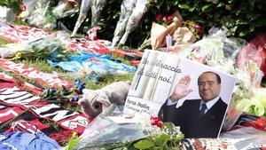 Flores y objetos depositados en el exterior de la Villa San Martino, en Arcore, donde se encuentra la capilla ardiente de Berlusconi, este martes.