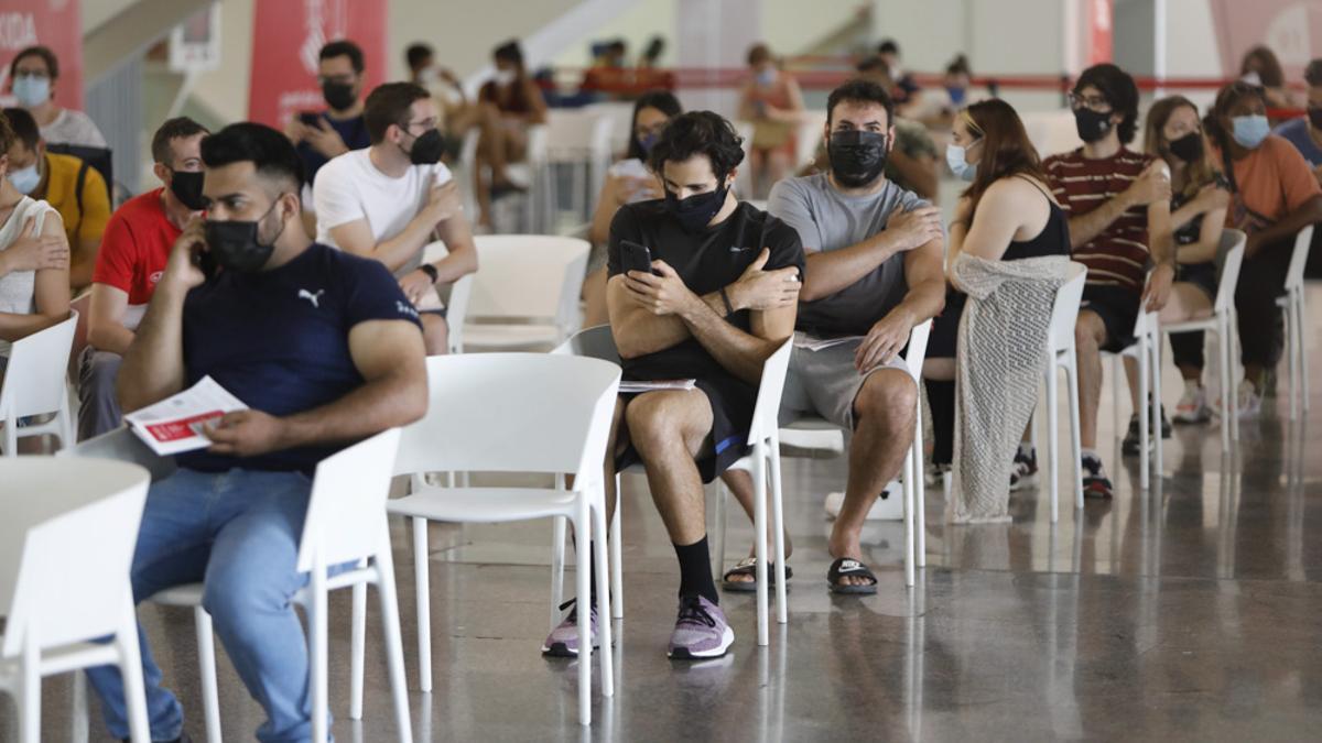 Jóvenes en el vacunódromo de la Ciutat de les Arts.
