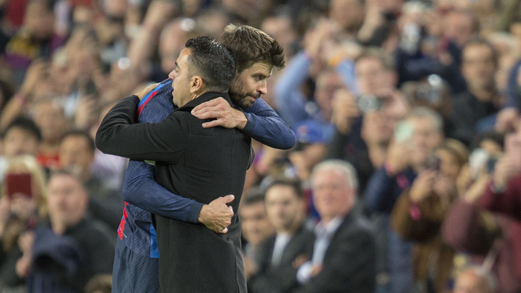 Piqué y Xavi se funden en un abrazo tras la sustitución del defensa.