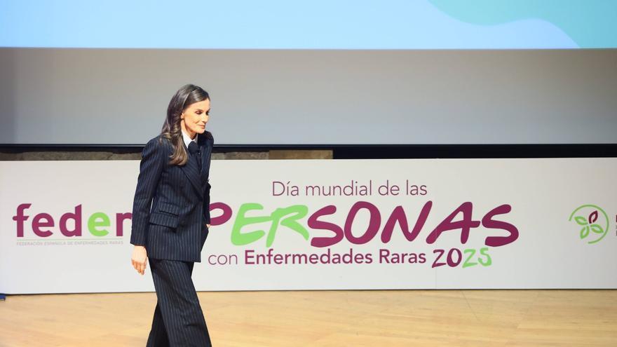 Letizia se suma a la tendencia de llevar traje con lazo a modo de corbata (y que ya lucieron celebridades como Melania Trump)