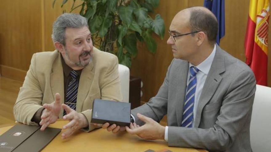 El alcalde de Castalla y el rector de la UA, en la entrega de la copia.