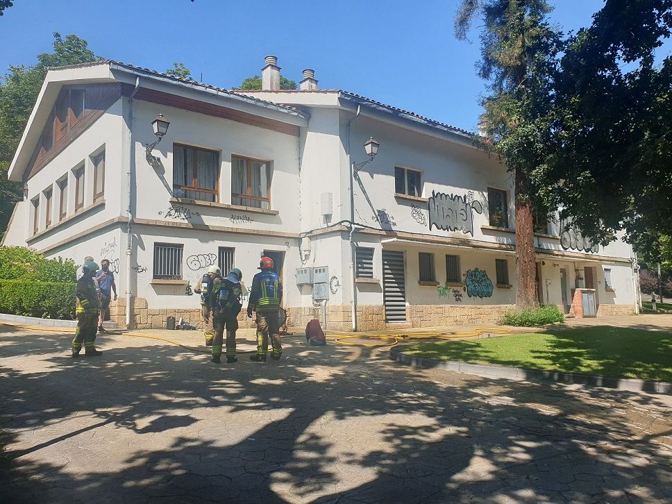 Alarma en el corazón natural de Oviedo: los bomberos sofocan un incendio en la biblioteca del Campo