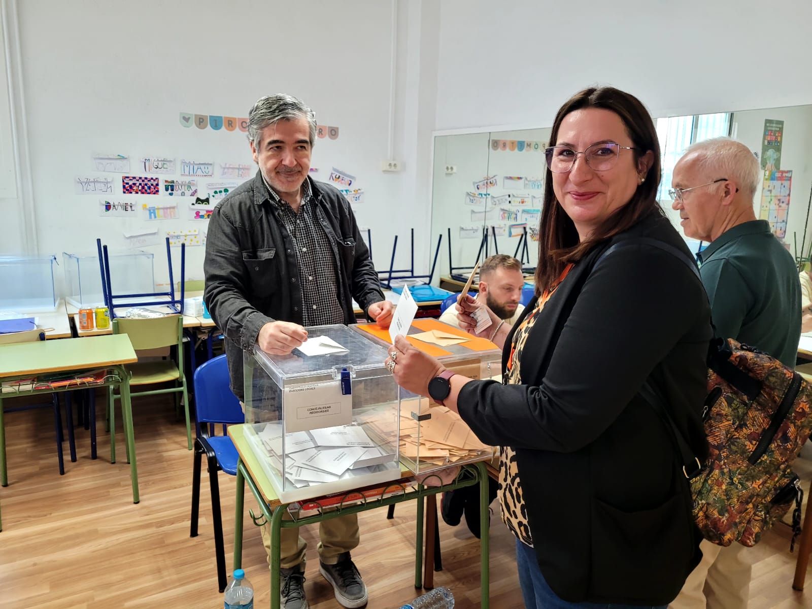 Marta Murciano, candidata per Comprom�s en Alaqu�s, que ha votado a las 11'15 en el colegio electoral CEIP�Vila�d'Alaqu�s.jpg