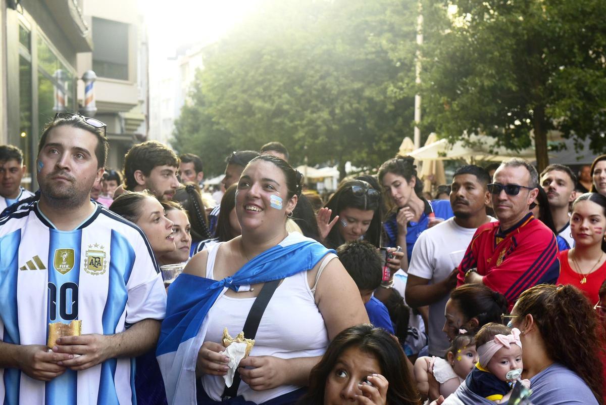 Aficionados argentinos siguen la final del Mundial en A Coruña