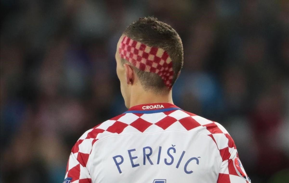 El croata Ivan Perisic luce corte de pelo con los colores de su selección.