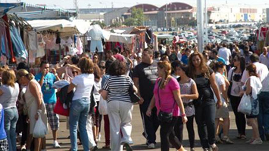 Usuarios y vendedores destacan la gran amplitud y seguridad del nuevo mercadillo de Badajoz