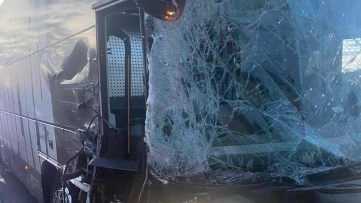 Imagen del bus del Cartagena tras el accidente.