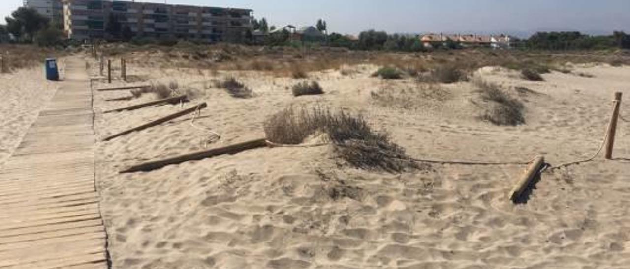 El vandalismo deja huella en las playas de Sagunt