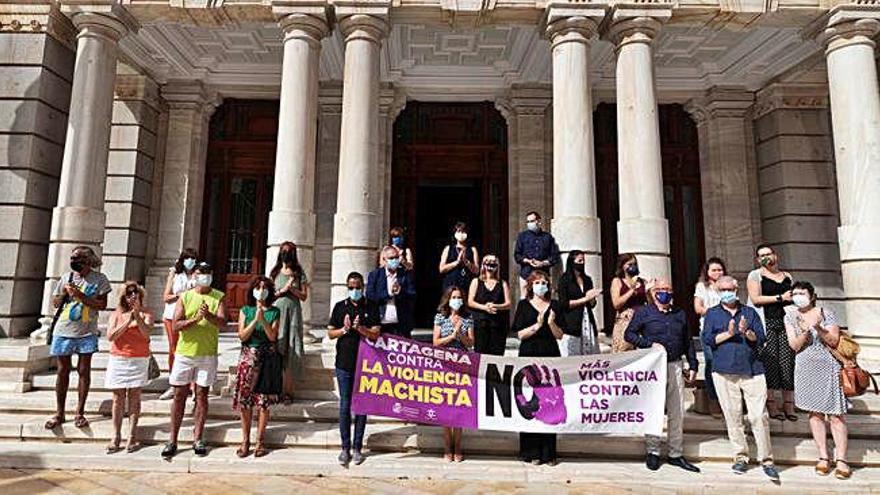 La puerta del Palacio Consistorial de Cartagena fue escenario de una concentración en memoria de la mujer asesinada.