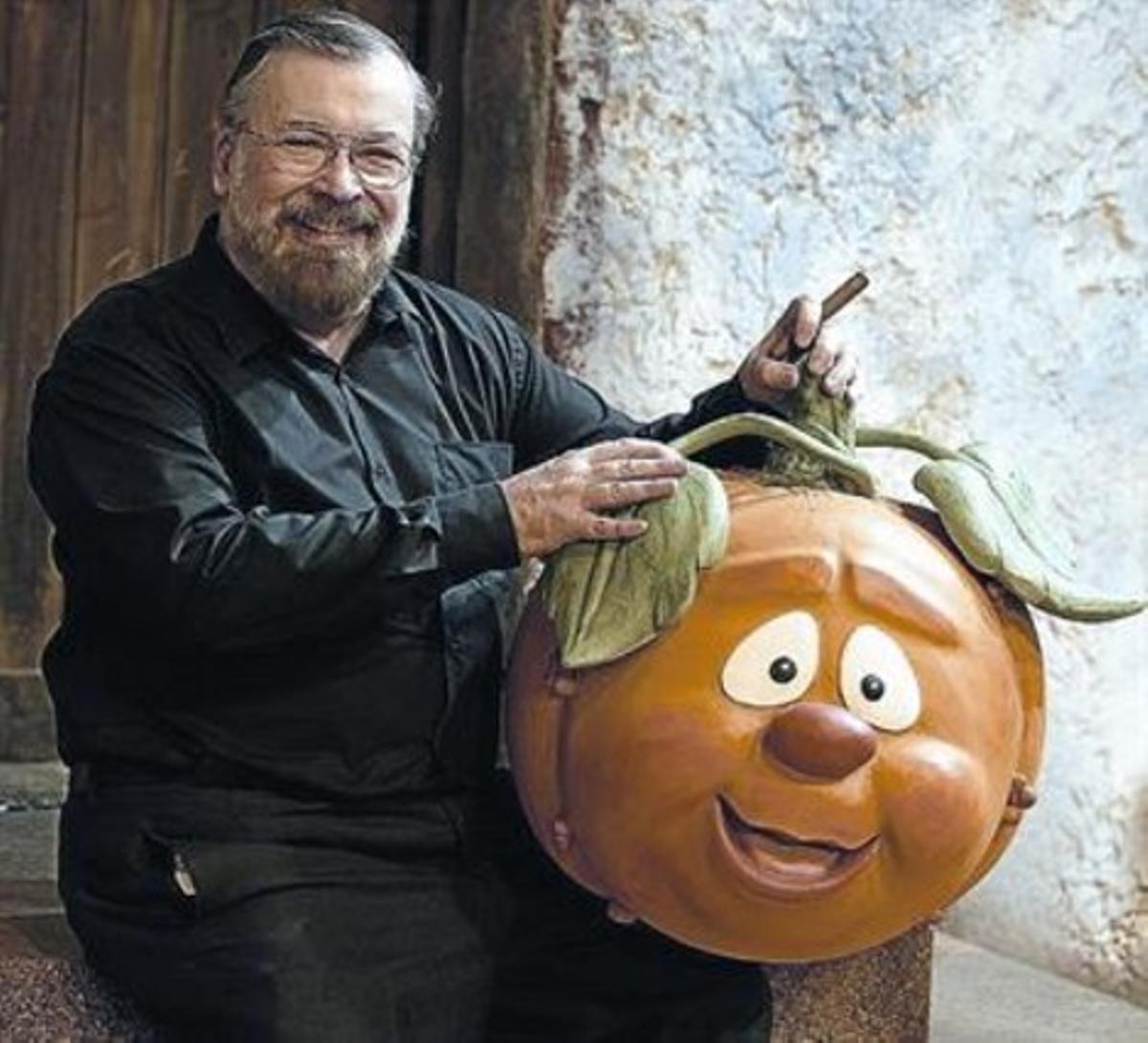 Chicho Ibáñez Serrador con su famosa calabaza Ruperta.