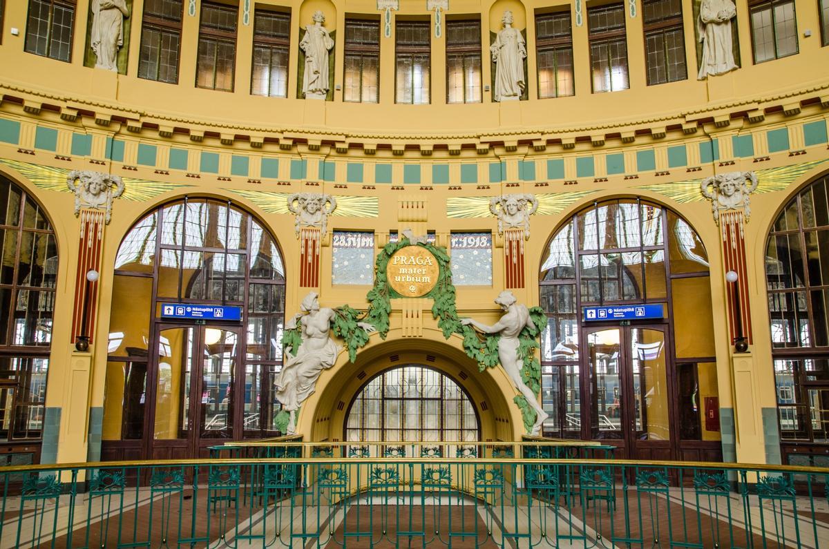 La cafetería de la parte modernista de la Estación Central de Praga