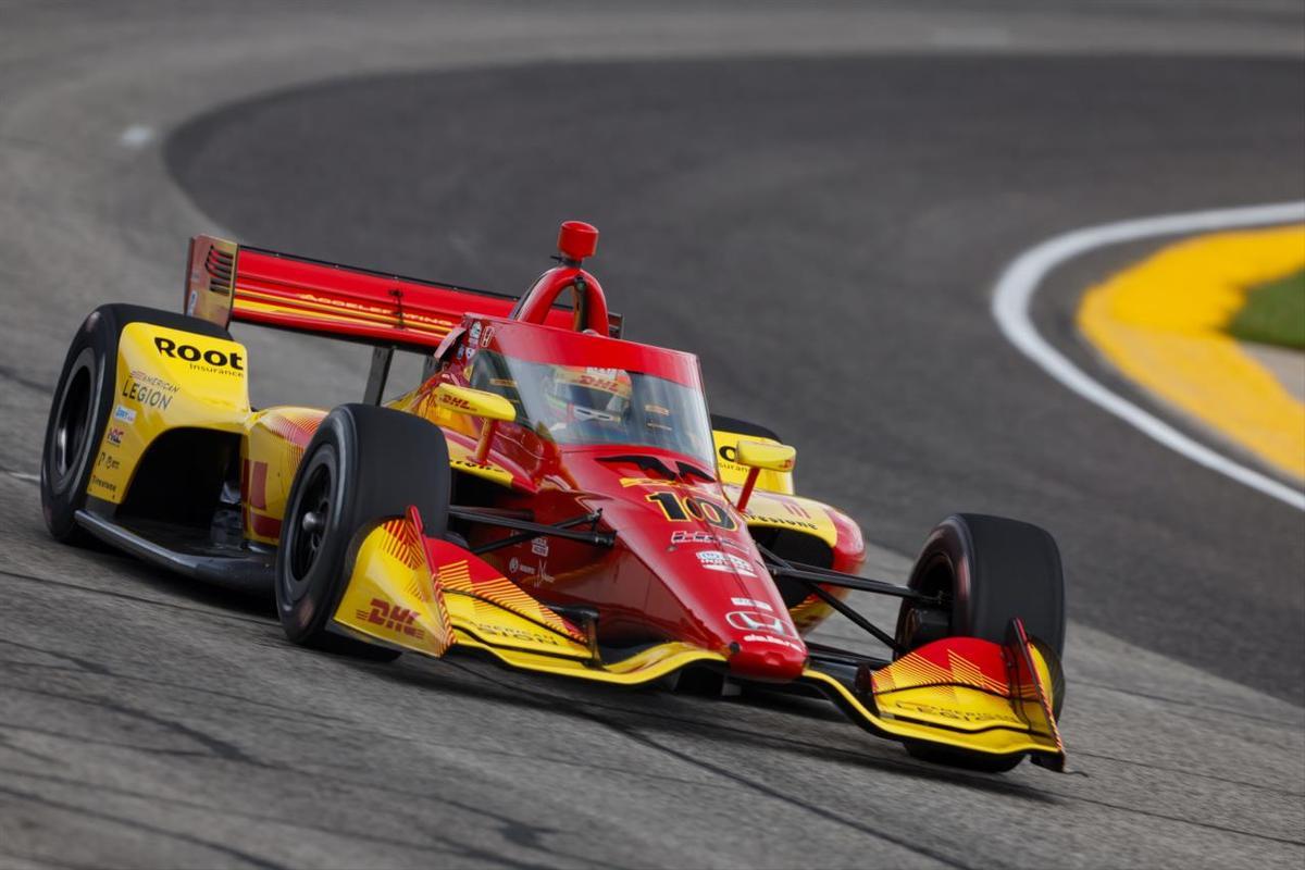 Álex Palou rodando en el oval de Milwaukee