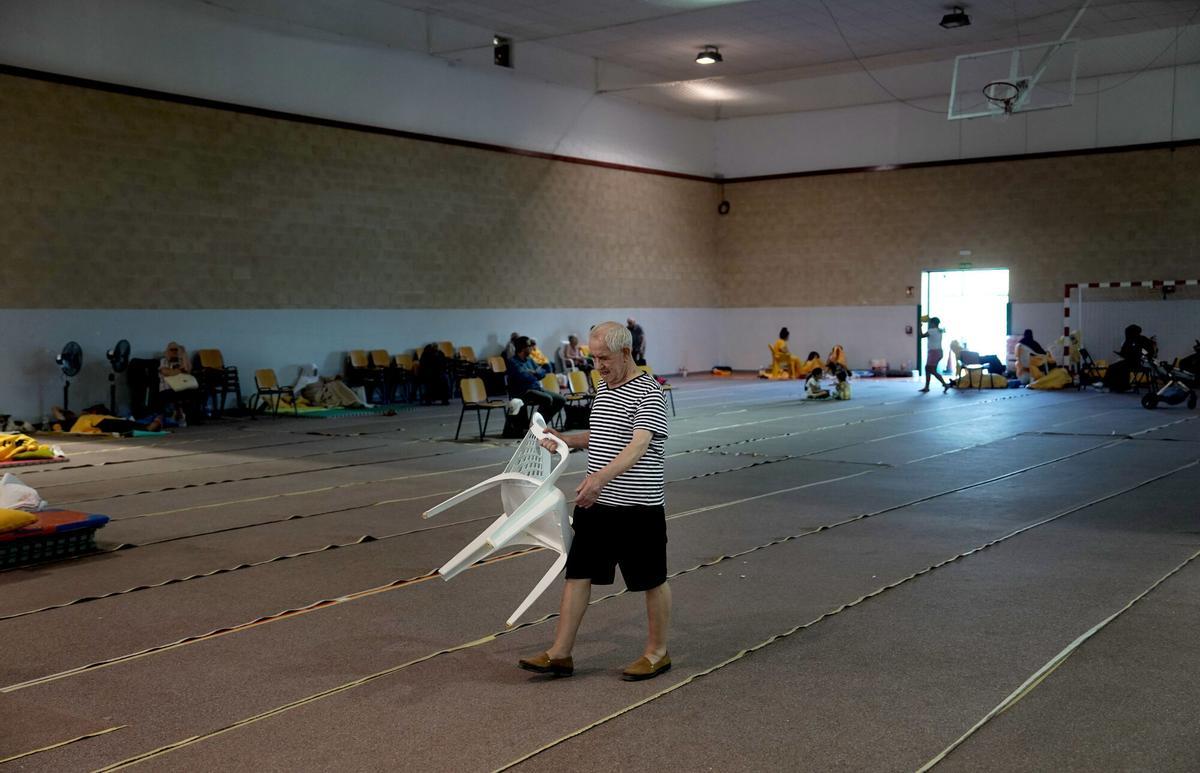 Vecinos realojados en el polideportivo municipal de localidades desalojadas por los incendios, en Villamanta